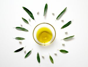 Eine kleine Schale mit Olivenöl