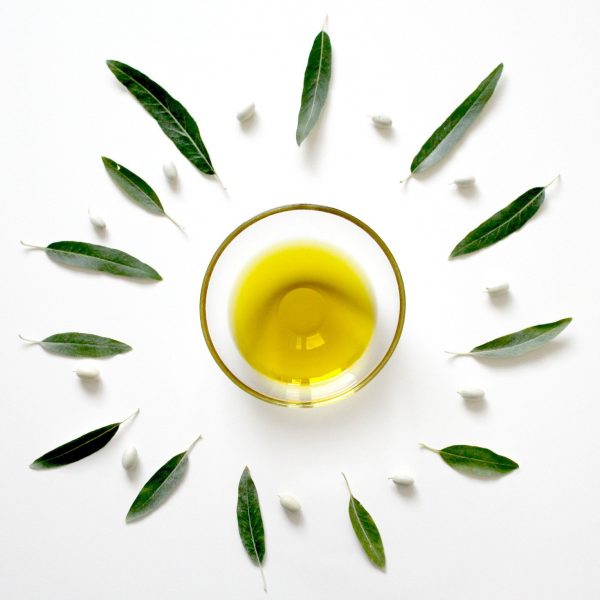 Eine kleine Schale mit Olivenöl