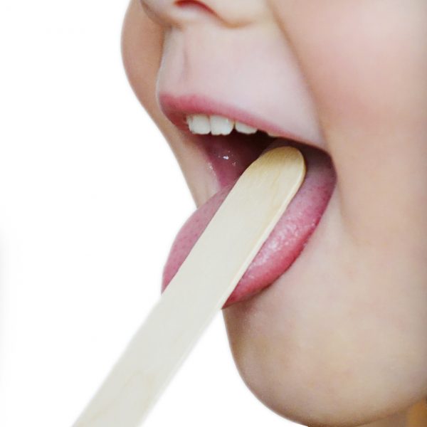 Ein Kleinkind streckt die Zunge raus