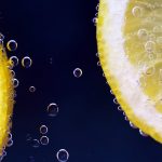 Zitronenscheiben in Mineralwasser