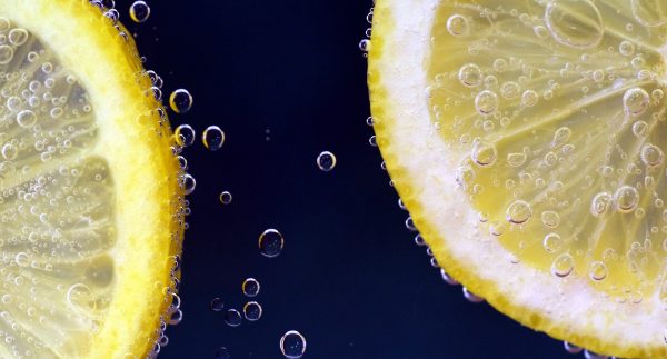 Zitronenscheiben in Mineralwasser